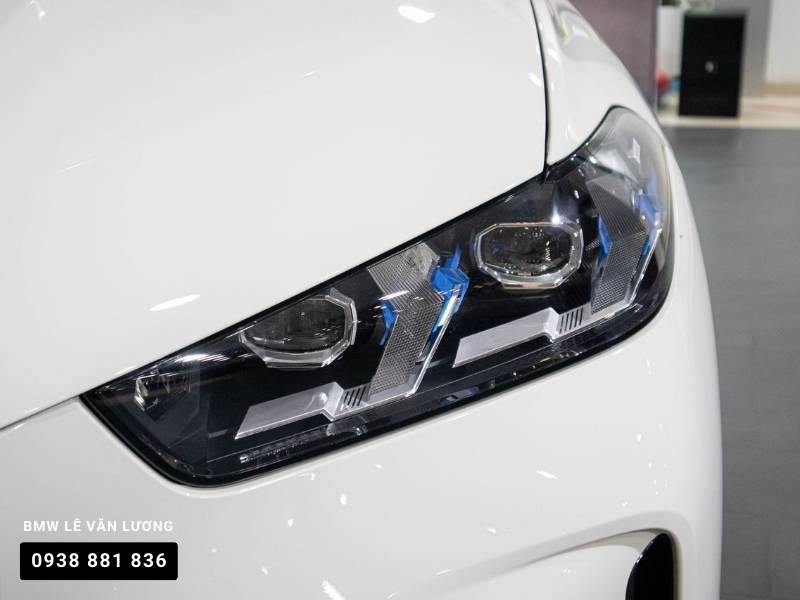 Cụm đèn trước nổi bật trên BMW X5 2024