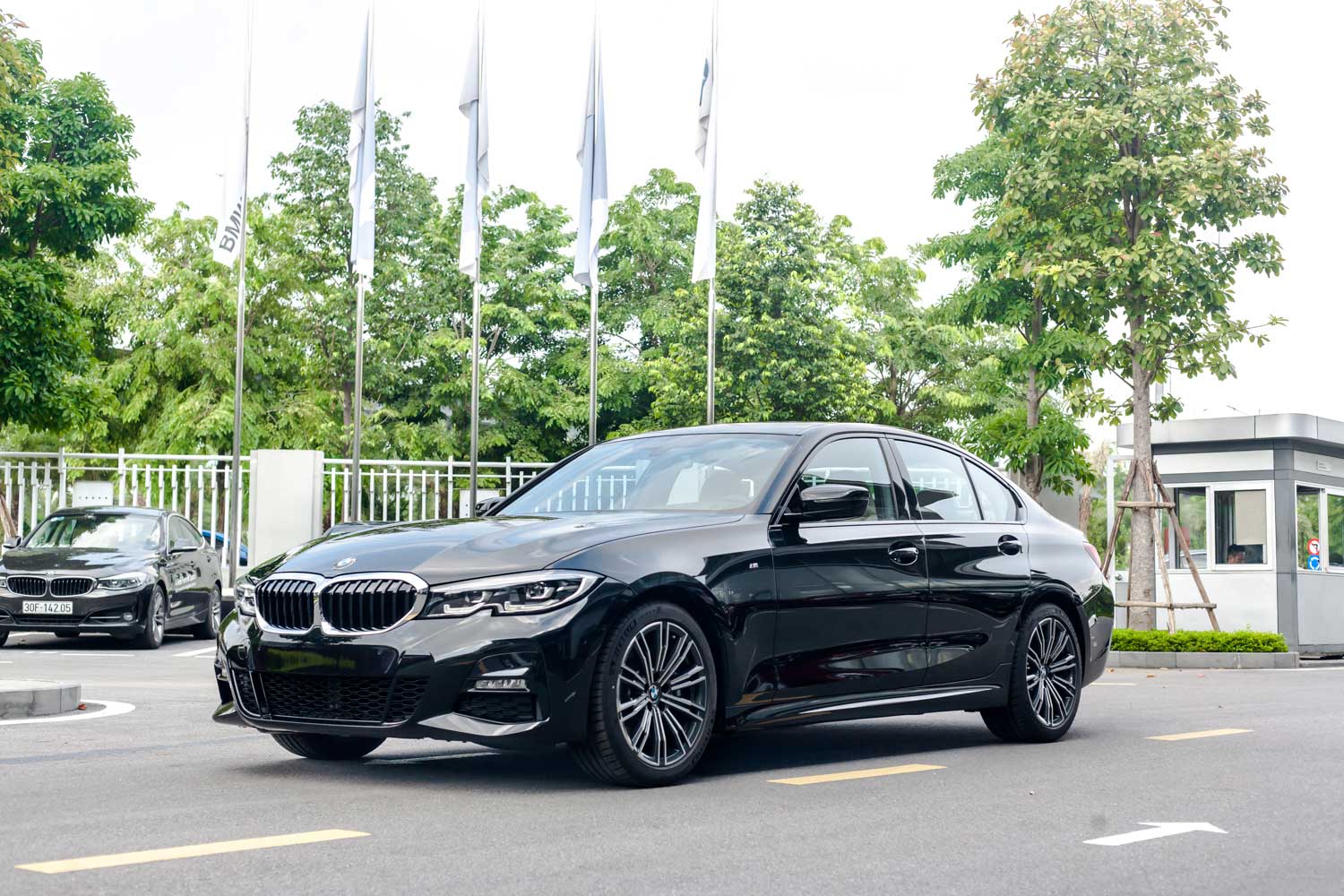BMW 330i LCI 2023 Giá xe lăn bánh  đánh giá thông số kỹ thuật
