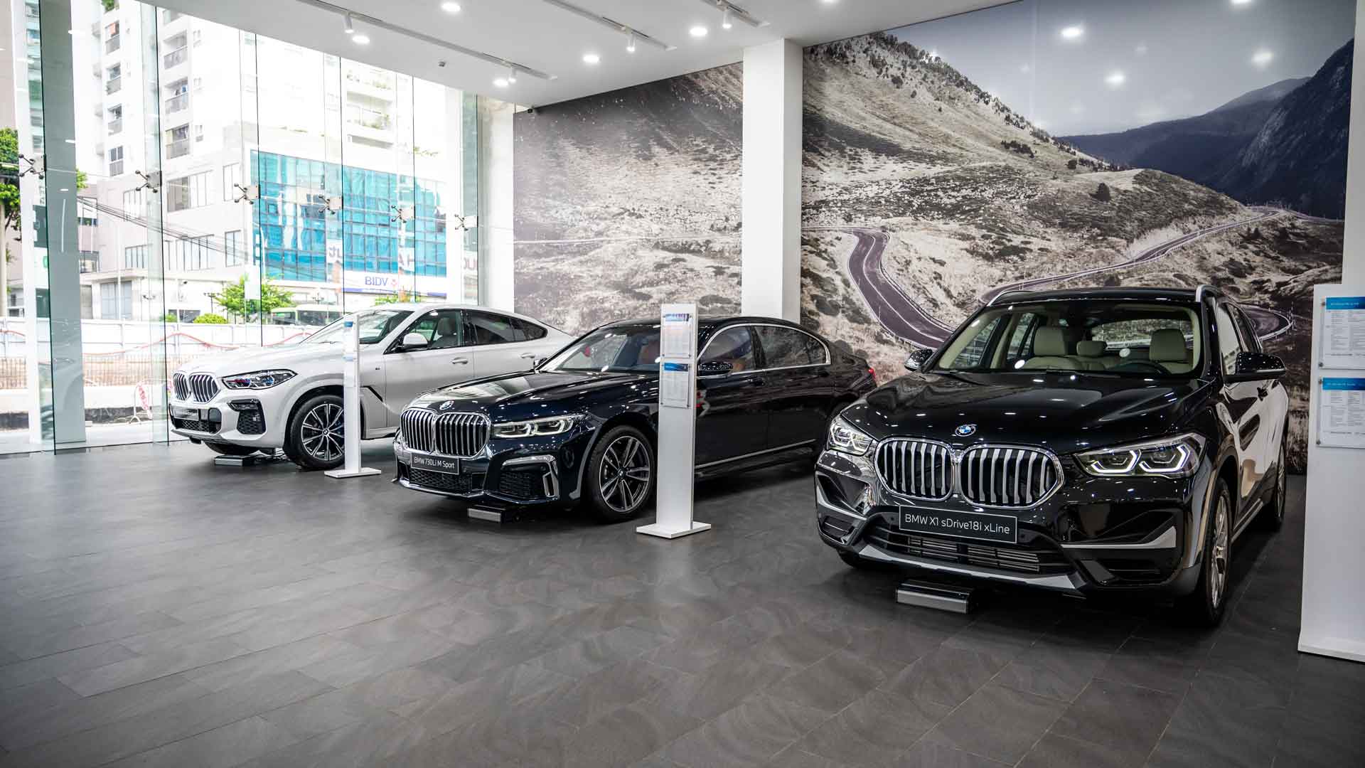 Xe ở showroom BMW Lê Văn Lương